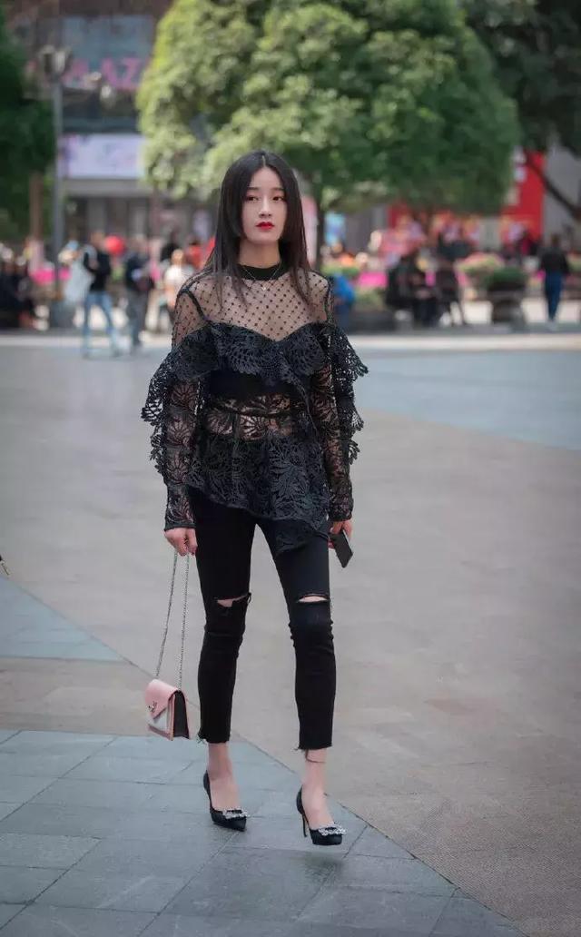 街拍:小姐姐的身材十分的纤瘦,扎着一个丸子头,看上去既青春又靓丽