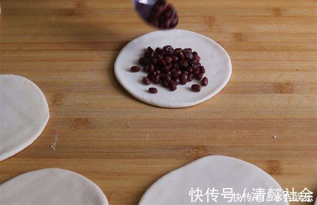 面粉别蒸馒头了，加一把红豆，卷一卷，蓬松喧软又香甜，超简单