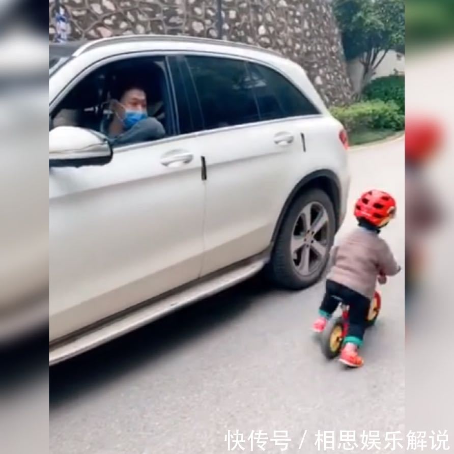 场地|萌娃“奶驾”碰到开车回家的爸爸意外走红,网友建议吊销驾驶证