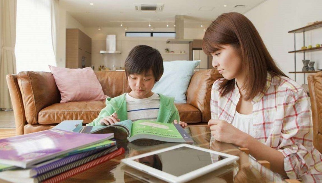 女儿在小区撒泼打滚,父女原地对峙俩小时,网友:真是谁也不服谁