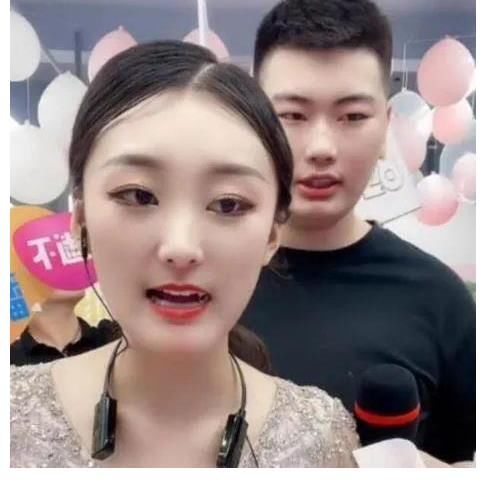 |陈亚男为什么会成笑话，看看大衣哥的老婆就知道了