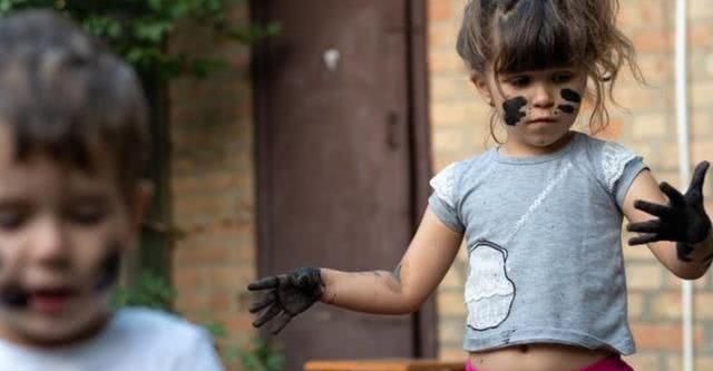 孩子|父母一走,奶奶撒手,有多少家庭正在经历老人“假带娃”