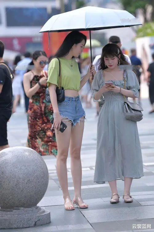 身姿高挑就是可以任性，清新上衣搭配牛仔短裤，简约靓丽又休闲时尚