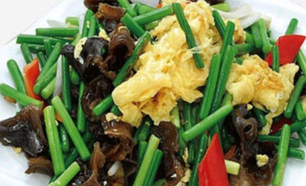 生长发育|夏至孩子贪吃冷饮嗓子发炎易咳嗽，多吃杀菌菜，杀菌消炎止咳润肺