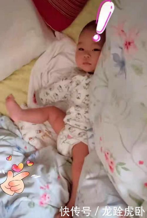 宝宝|爸爸睡觉抢走宝宝被子,宝宝颤抖的小脚做最后抗议,妈妈不淡定了