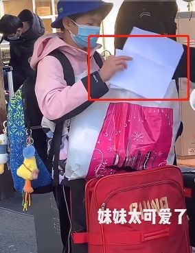 国家队|全红婵再度现身!推行李箱,找核酸报告,样子十分可爱
