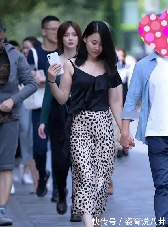优雅 波点元素现在正流行,搭配吊带穿出不一样的美,时尚减龄