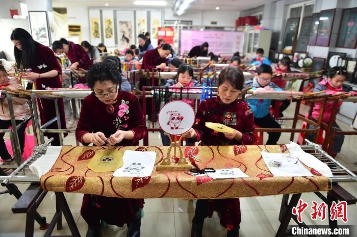 冰墩墩|江西南昌小学生绣制北京冬奥会吉祥物“冰墩墩”