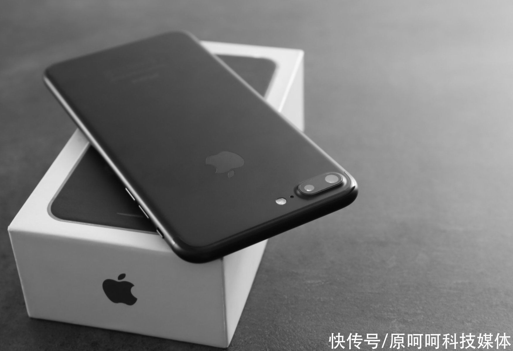 手机|你知道吗？首个取消耳机插孔的手机不是iPhone，而是知名国产手机