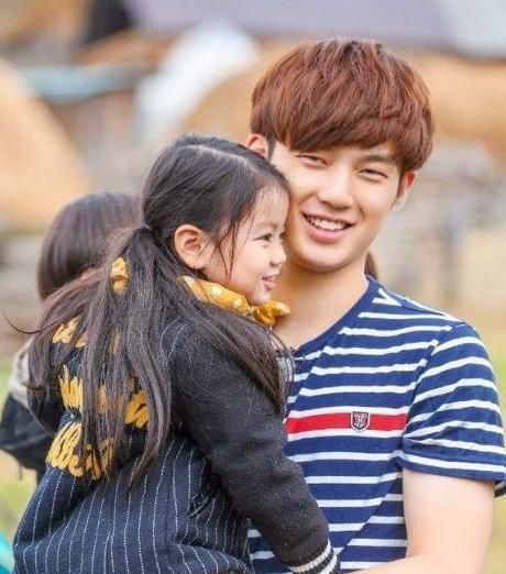 阿拉蕾 为给弟弟赚学费出道的阿拉蕾,被预言会长残,8岁的颜值打脸众人