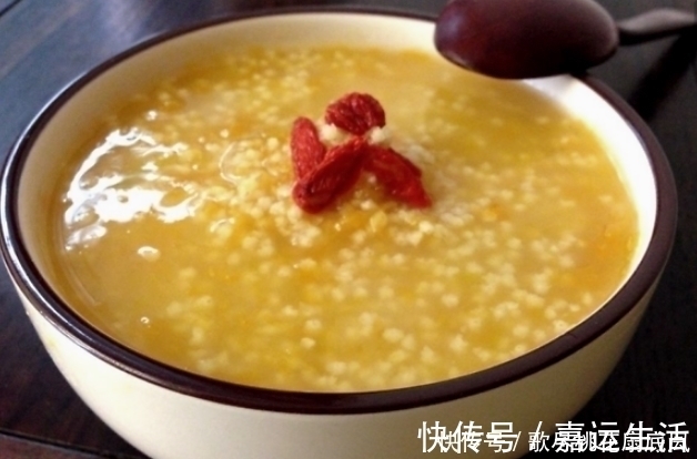 米油|熬小米粥，直接用清水熬是外行牢记4点，粥香浓黏稠，米油厚厚