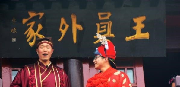 下联|大臣出上联招女婿，无一人对出，结果这个乞丐对出，娶走两媳妇！