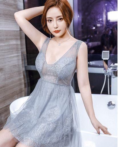 小姐姐|短款半透连衣裙,无时无刻都在令人动心,小姐姐很甜美!