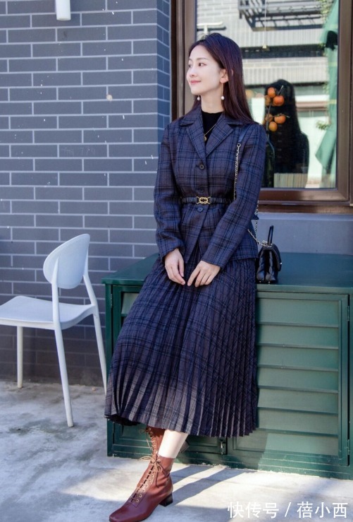 博主 春天穿“百褶裙”最优雅!建议多搭配针织衫,西装外套时髦又高级