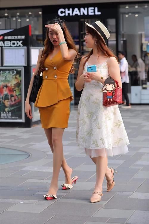 街头美女的“闺蜜式”穿搭,展现不一样的气质,高雅又时尚