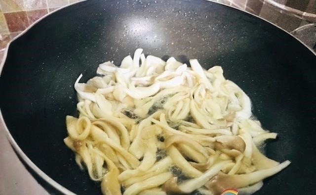 平菇|猪身上便宜又好吃的部位，煮汤越喝越香，是最好的食补食材