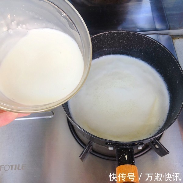 牛奶要过期了别扔，加点淀粉锅里一倒，香甜Q弹，太好吃了
