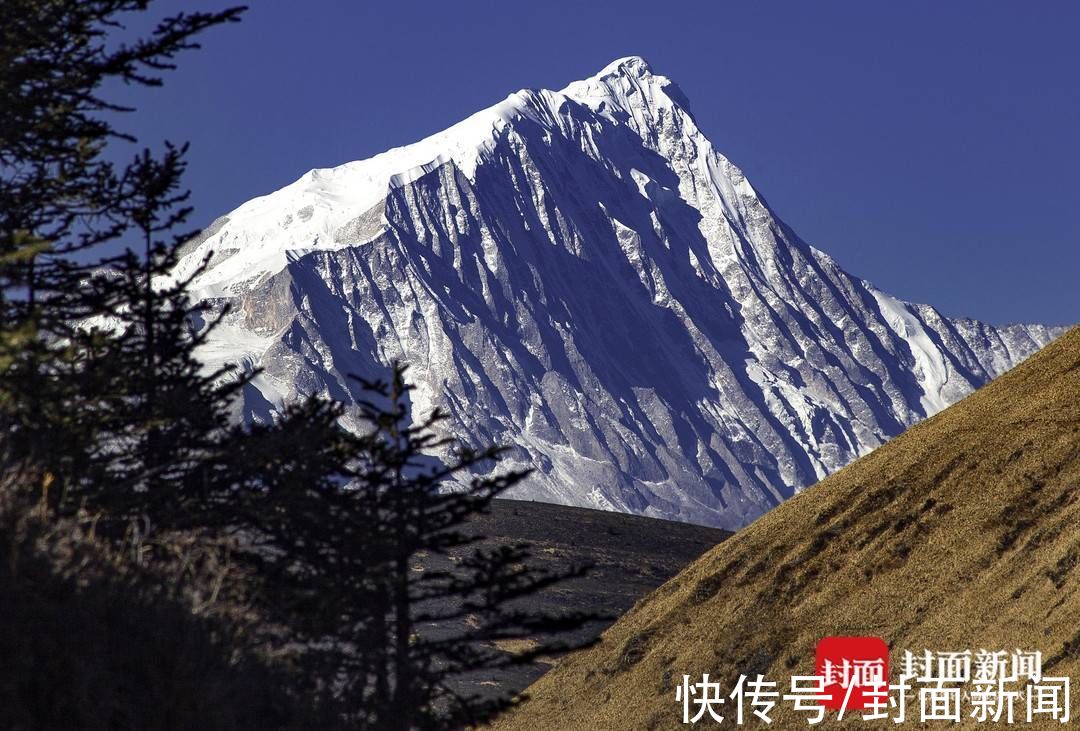 杨涛|十二年追峰路：他为山峰拍“证件照”贡嘎山高度做网名｜图集