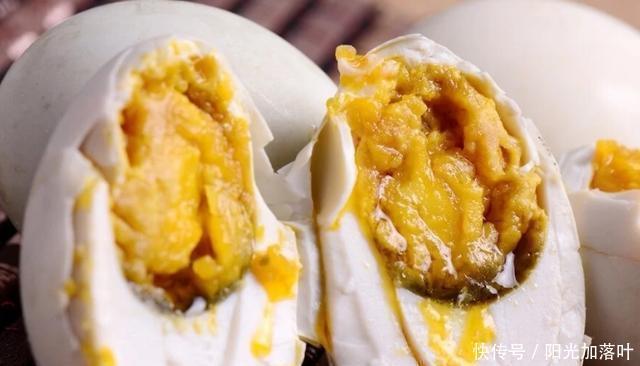 水泡|腌咸鸭蛋别用盐水泡了,懂得合理做法,半个月就能吃,剥壳直流油