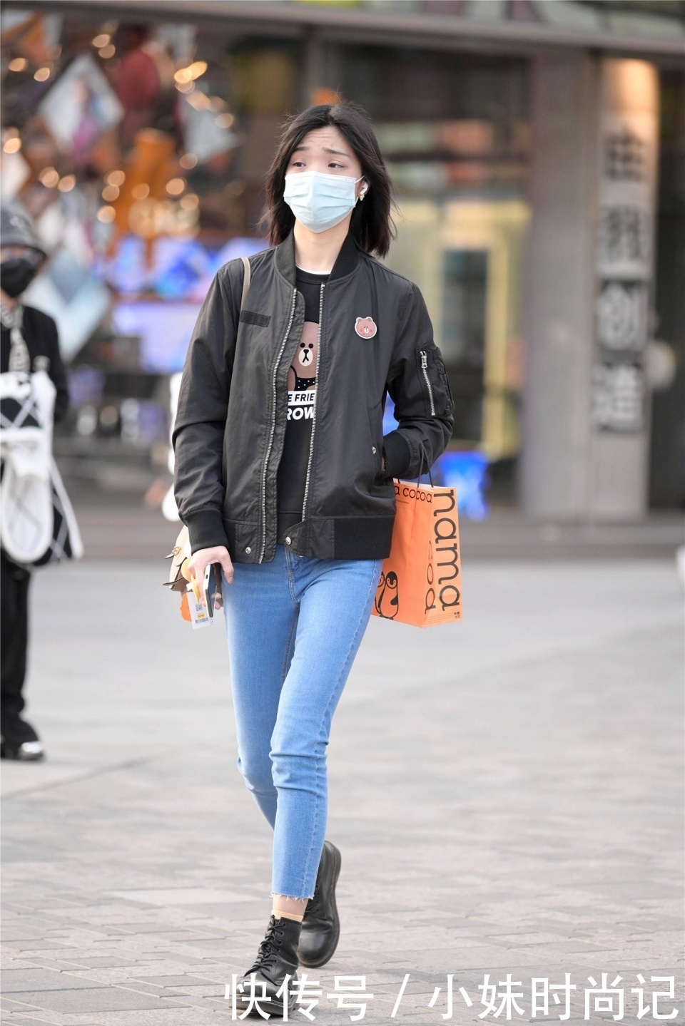 时髦|街拍:初冬时节搭配牛仔裤,保暖时髦还显高级