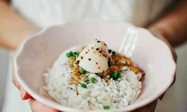 猪油|煮米饭时，还只会傻傻加水？煮前多加这3样，不夹菜都能连吃三碗