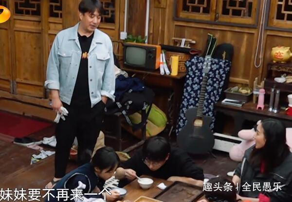 彭昱畅想把吃剩下的甜品倒给张子枫,张子枫的反应却让人意外