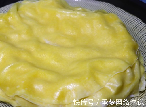 保鲜膜|不用一滴油的水烙玉米饼，做法简单，当做早餐吃很合适