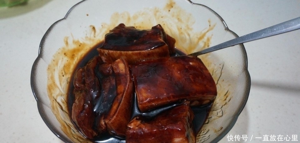 肉块|五花肉别再烧炒炖啦，一滴油都不放，吃一锅也不长肉，真解馋！