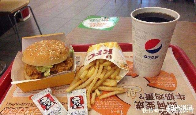 才知道,肯德基提供了挤番茄酱的地方,而我没发现,都挤在餐纸上