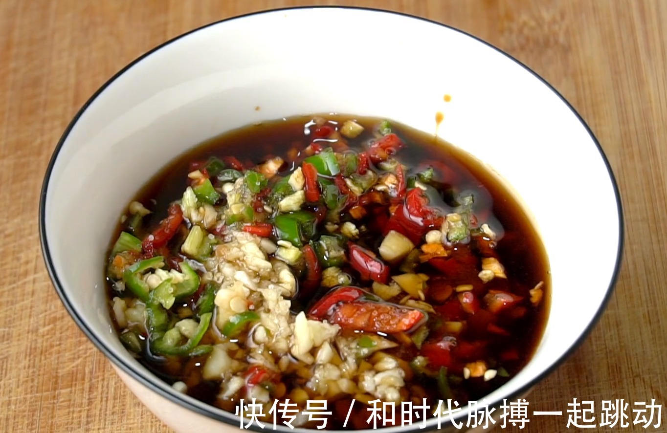 秋天就爱吃这馅的包子，不和面不揉面，皮薄如纸，一顿至少吃8个