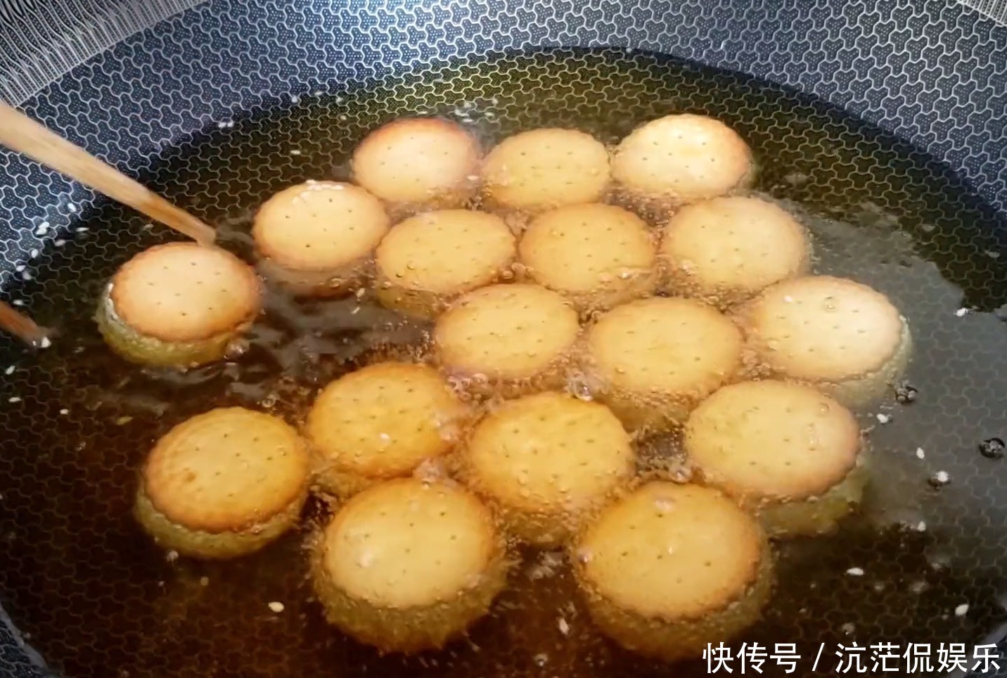  都是小时候|家庭版南瓜芝麻饼记住两个小技巧，香甜软糯又拉丝，比买的好吃