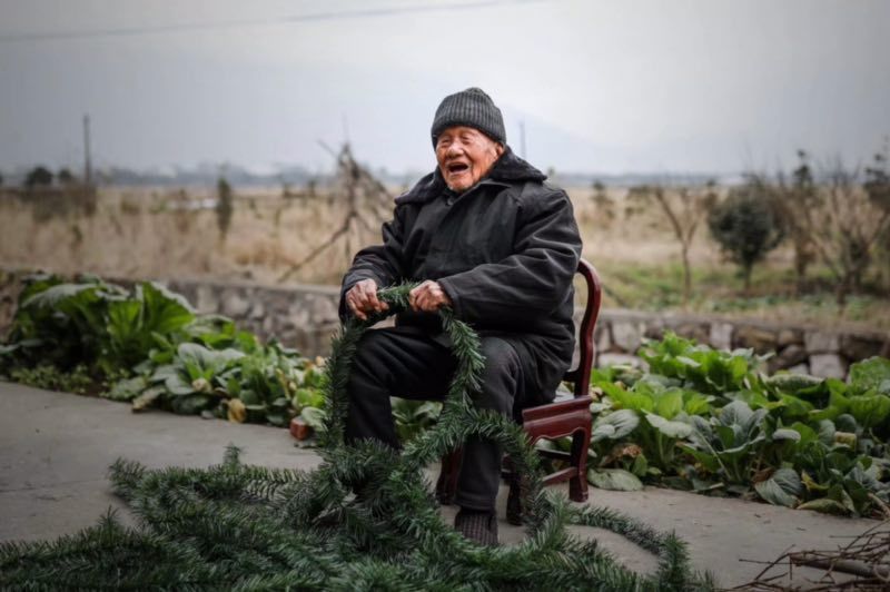 家庭和睦|108岁! 天台最长寿的老人是他! 天天读报, 衣服自己洗!