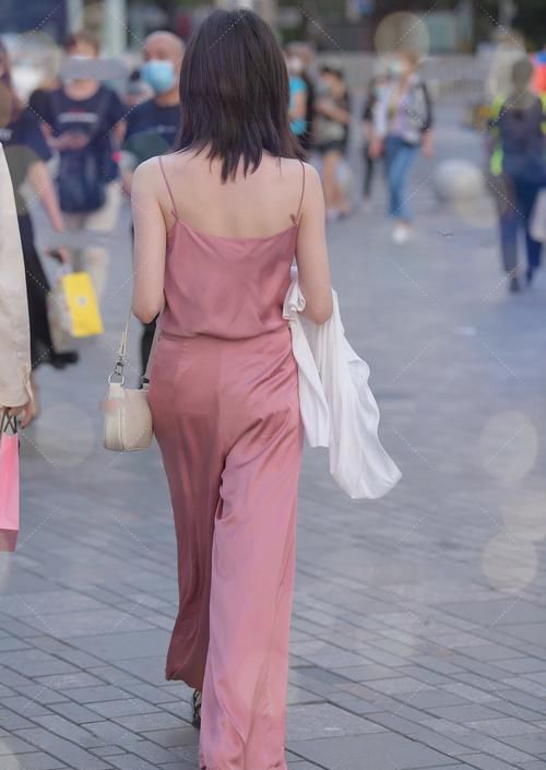 粉色真丝套装外搭白色针织衫，质感轻薄，高级优雅