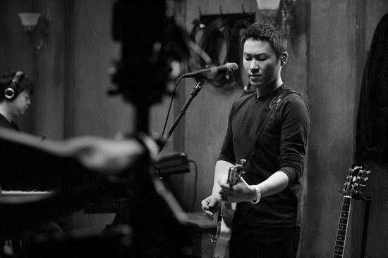 他上好声音夺冠引人质疑,上其它节目爆料内幕,如今沦落街头卖唱