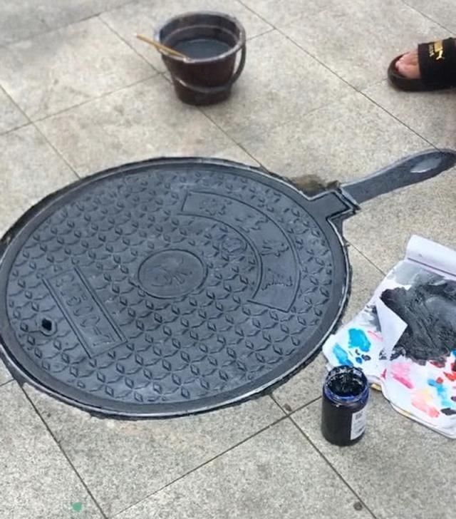 画板$美术生在井盖上画煎蛋,井盖变身平底锅,成画让人看饿了