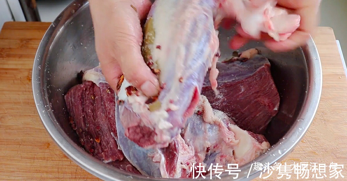 牛腱子肉|过年在家卤牛肉，牢记这个详细配方，牛肉五香浓郁，怎么切都不散