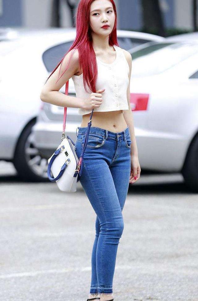 开叉|美女身穿短袖连衣裙,脚踩一双红色平底鞋,简直美翻天了