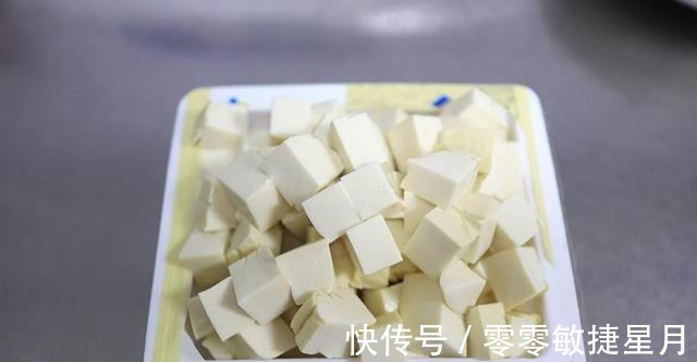 香辣蛤蜊豆腐羹营养丰富,香辣鲜美,色香味俱全!