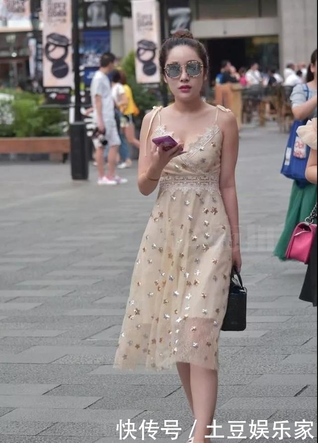 街拍时尚秀:一字肩雪纺上衣配牛仔短裤,展现出你的美丽大方