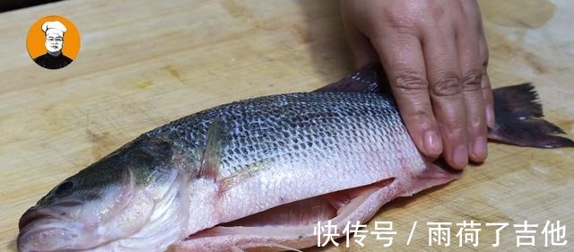清蒸鲈鱼时，切记不要放盐和料酒，教你正确做法，鱼肉鲜嫩无腥味！