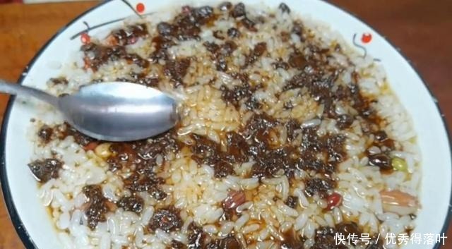 年夜饭第一道菜已备好，寓意为幸福团圆，是主食又是菜，一蒸上桌