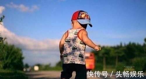 工作人员|逛超市时,2岁女儿突然站立不动,下一秒举动让众人笑翻