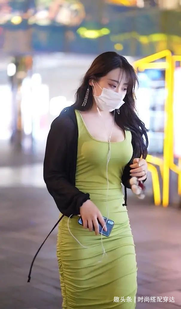 黑色小外套搭配U领裙,穿出“梨形身材”永不过时