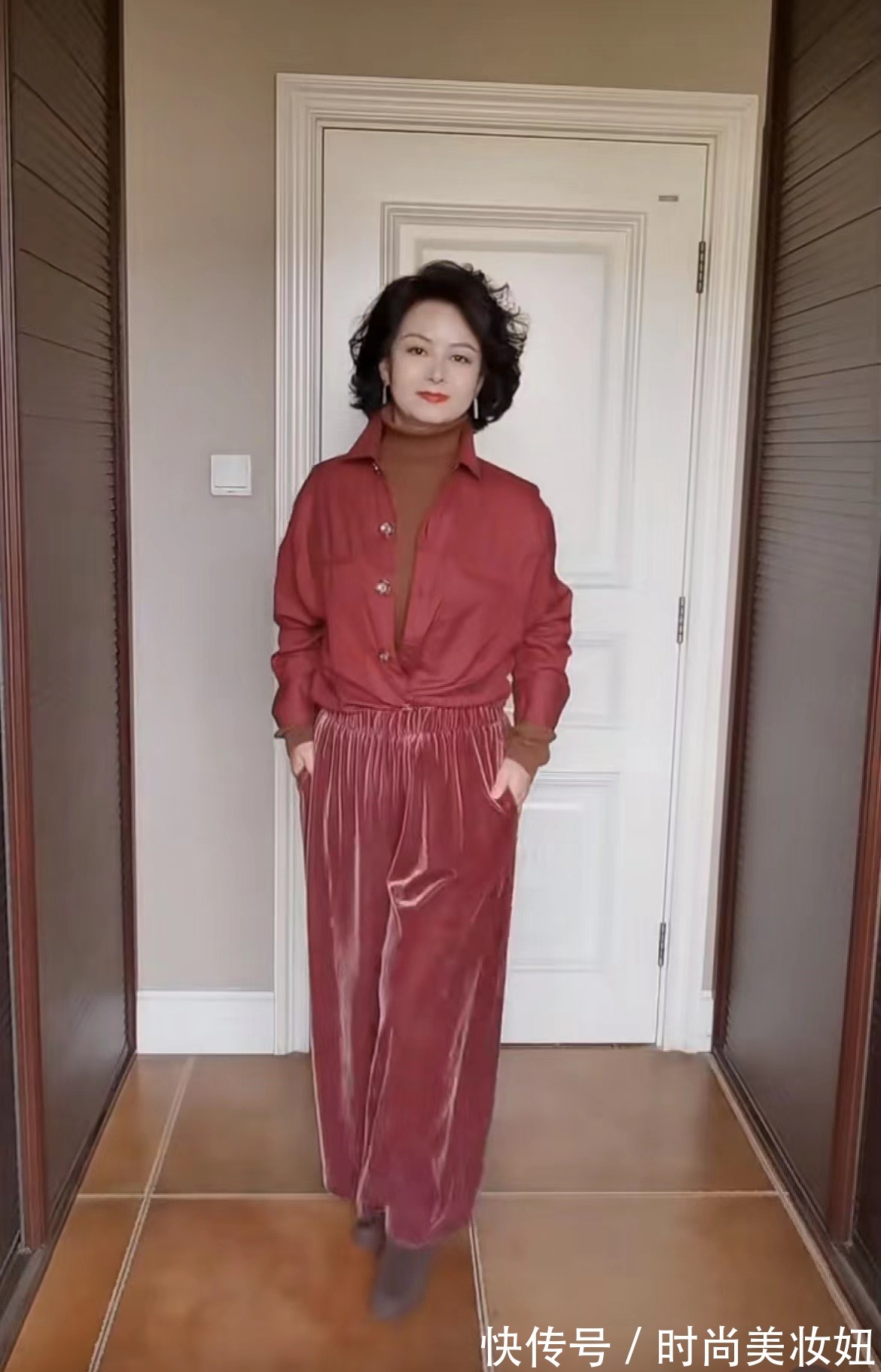 色彩 50岁女人要打扮得高级,分享超实用的3种配色秘诀,每一套都超美