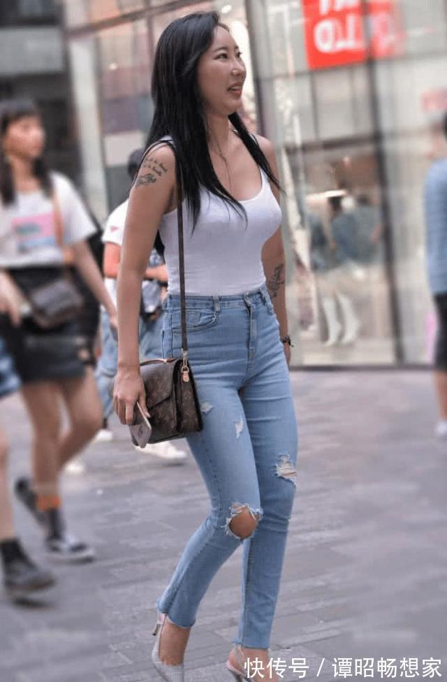 简约 白色背心圆领搭配浅蓝色牛仔裤,精致时尚,大气端庄