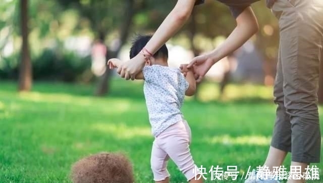 父母|宝宝“先爬后走”还是“不爬就走”,差距大不同,父母心里要有数