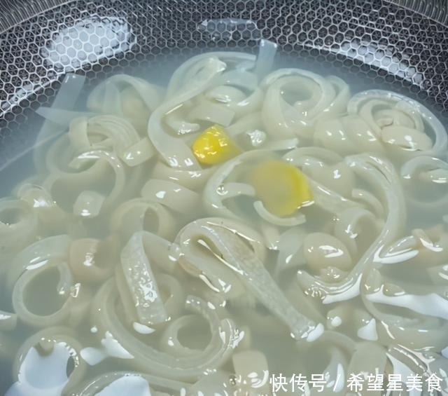 猪皮冻是最正宗的做法,Q弹爽滑,晶莹剔透,看着这都流口水