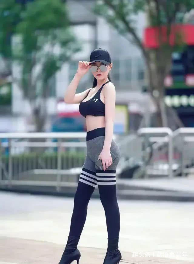 美女 挺拔有型的打底裤美女,营造了胸部以下尽是腿的既视感