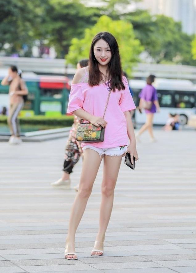 街拍|身穿蓝色长裙的小姐姐，彰显复古气息，尽显街头气质感