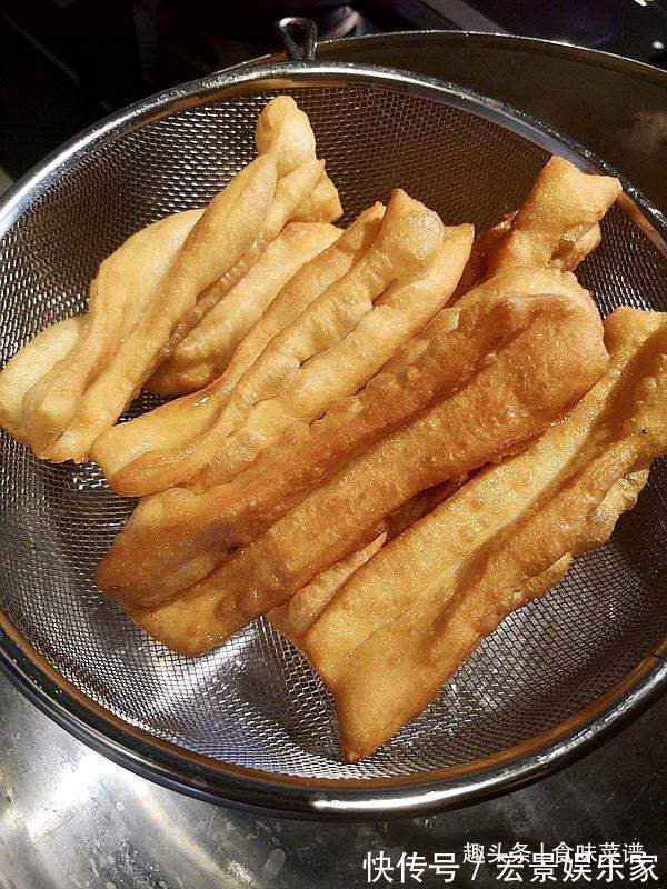 高筋面粉|炸油条没必要加泡打粉,教你油条店的老配方,油条蓬松酥脆有韧劲